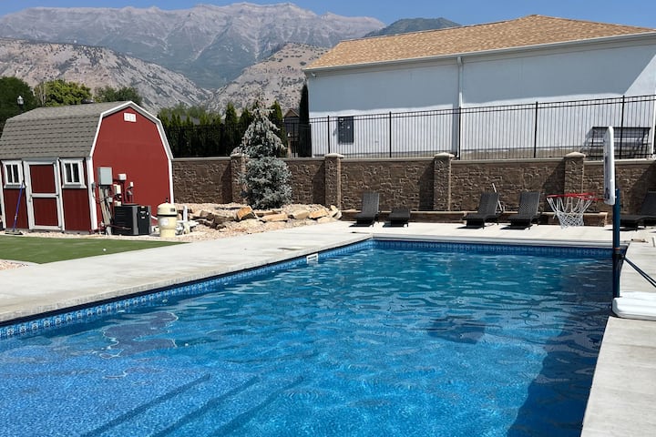 Pool, Hot Tub, Putting Green, And Room To Relax. - Timpanogos Cave National Monument