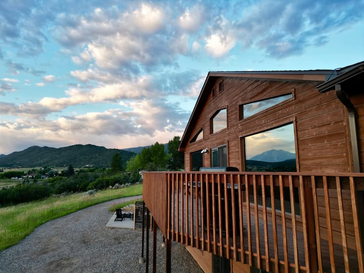 Gorgeous Retreat With Mountain Views, Open Living, Bunk Room, Game Room, Hot Tub - Carbondale, CO