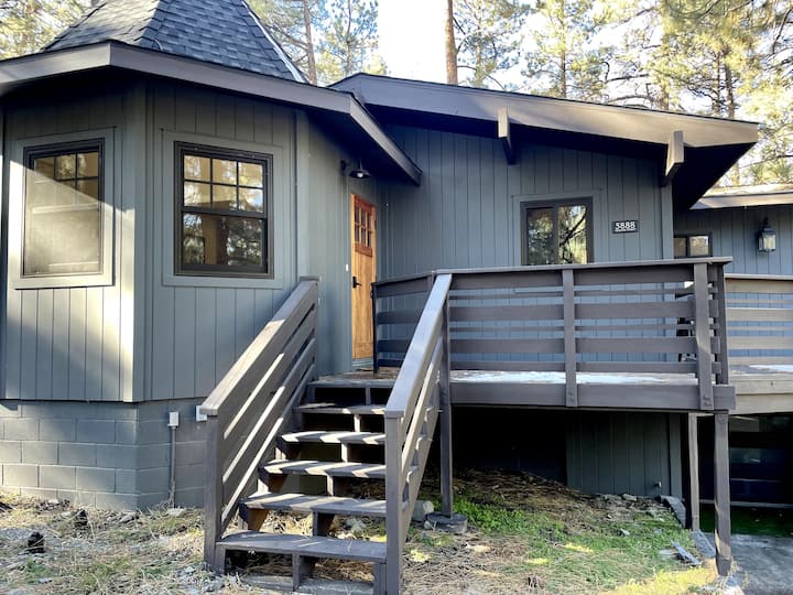 Cozy Modern Cabin Nestled In The Trees And Town - Wrightwood, CA