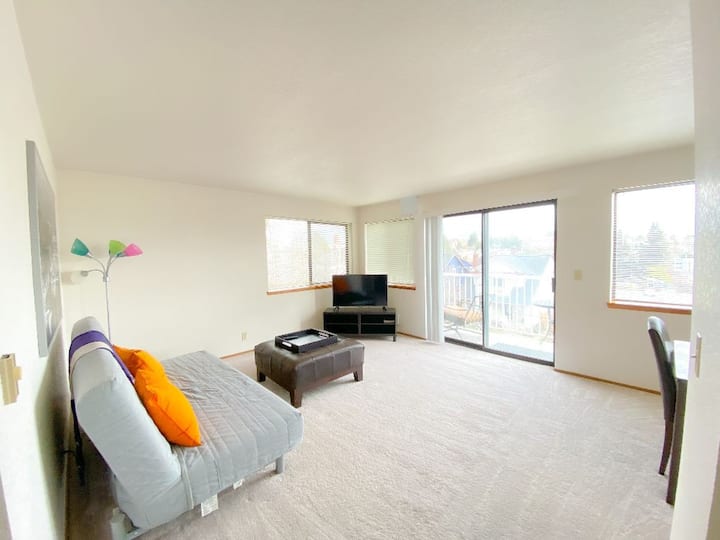 Serene View New In Convenient Wallingford  302 - Seattle, WA