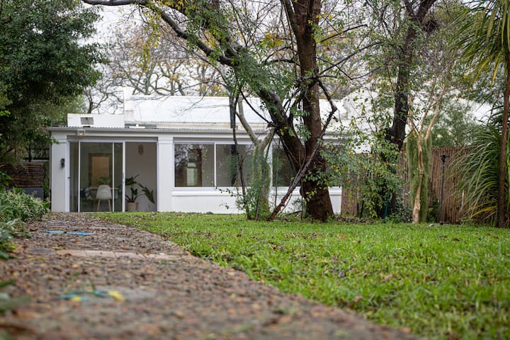 Cape Canary Cottage: Bright 1 Bedroom Farm Cottage - Stellenbosch