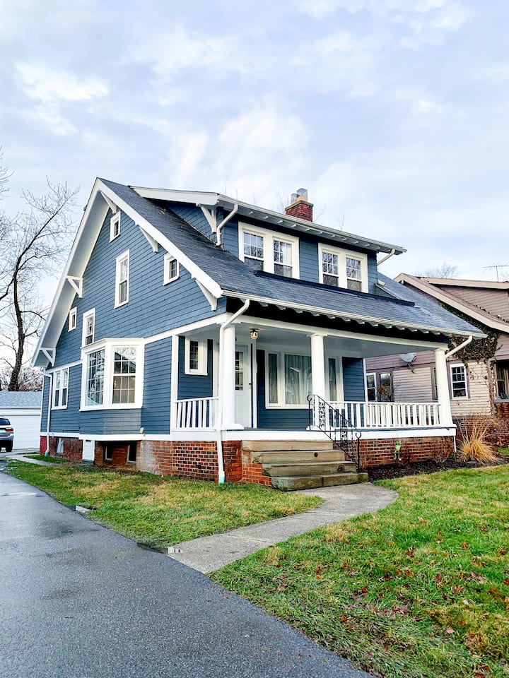 Family/pet-friendly Vintage Cleveland Heights Home - Case Western Reserve University, Cleveland