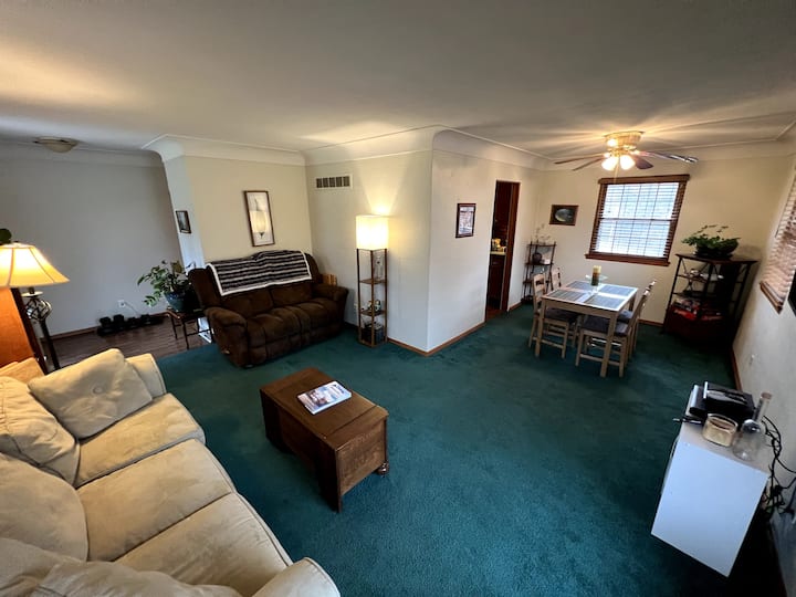 Cozy Ranch 2br Home With Office & Large Tv - オールトン, IL