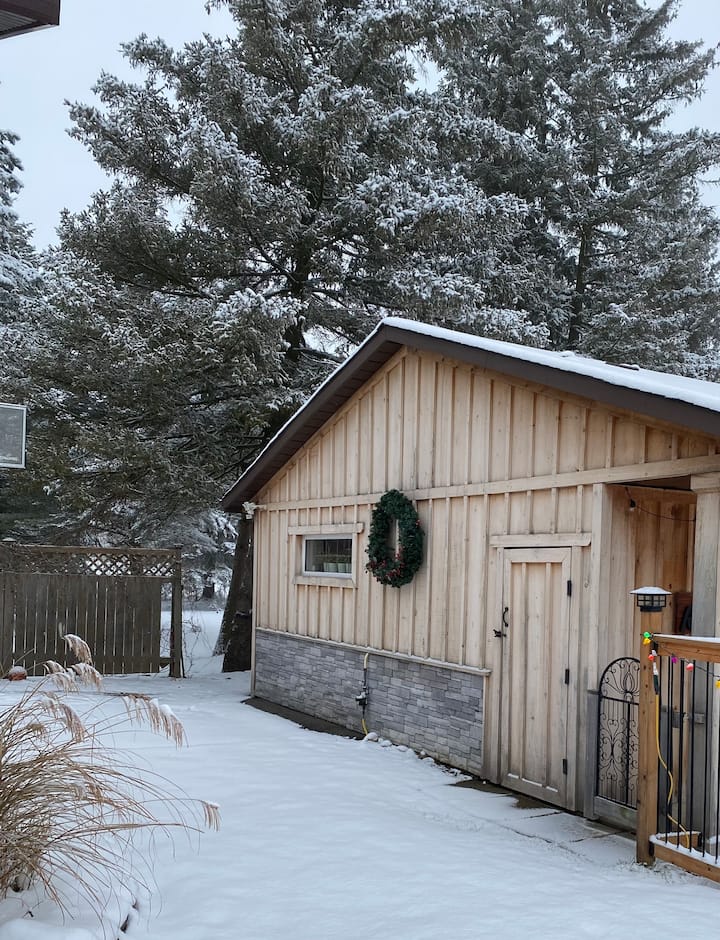 The Fox's Retreat - A Cozy Cabin For Two - Hamilton, ON, Canada