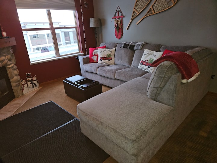A Large Corner Ground Floor Condo Easy In/out For Skiing - Pet Friendly! - アームストロング