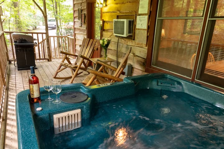 Cozy Cabin: River View With Hot Tub - Dahlonega, GA