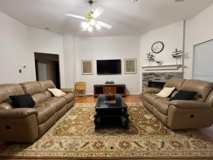 Cheerful 3 Bedroom Home - Mesquite, TX