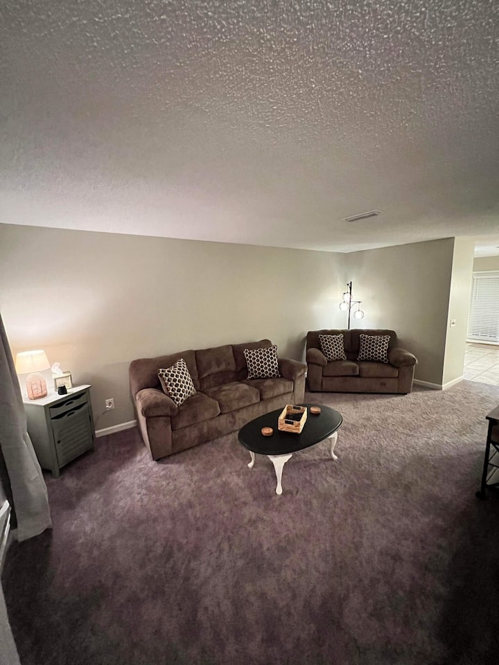 Lovely 2 Bed Serviced Townhouse With Free Parking! - Dothan, AL