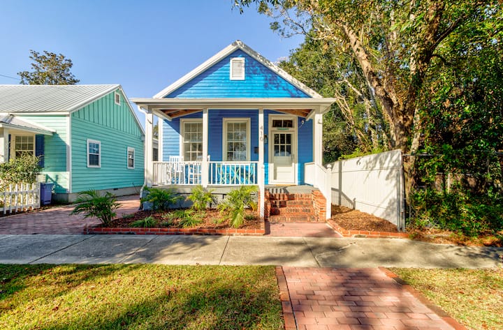 Leaning Lorelei: Light & Airy Downtown Cottage - Wilmington, NC