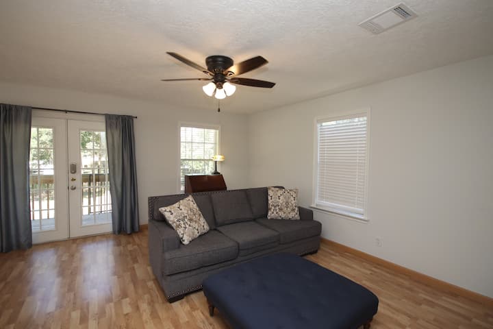 The Perch - 1 Bedroom Garage Apartment (2nd Floor) - Spring, TX