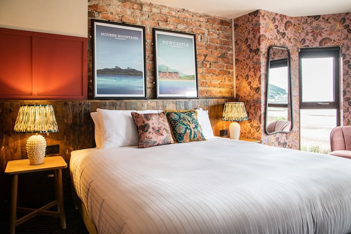 Charming 15 Bedroom Boutique Hotel With Sea Views - Newcastle
