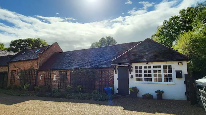 Cosy 1 Bed Rural Cottage - Orchard/vineyard View - イギリス ビーコンズフィールド