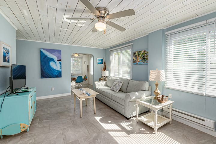 Beautiful Downtown Melbourne Beach Renovated Apartment One Block From The Beach! - Melbourne Beach, FL