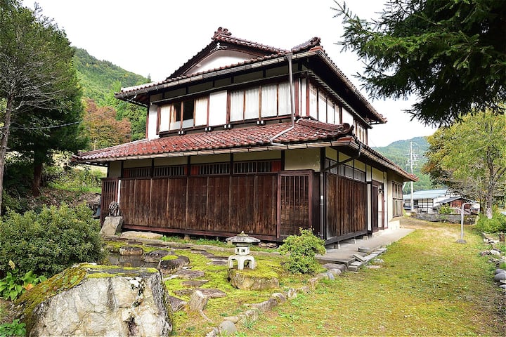 錦鯉が泳いでる池・苔庭・囲炉裏のある古き良き日本の古民家(洋2) - 高山市