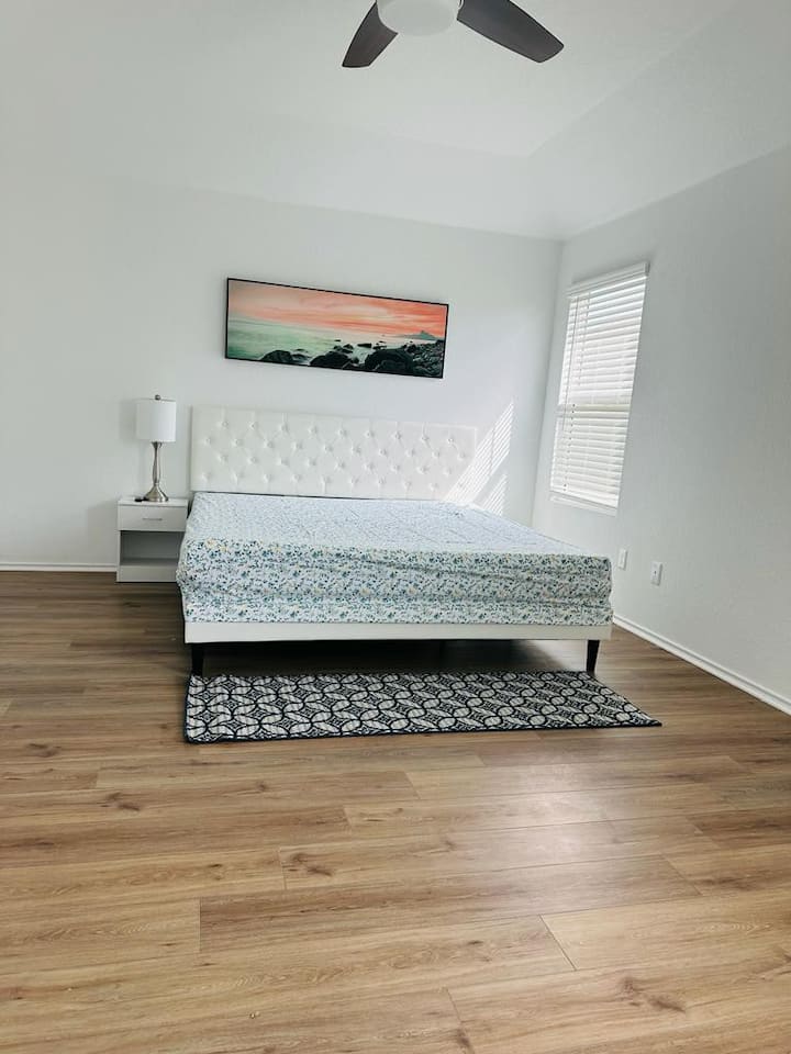 Book Master Bed Room In A House - San Marcos, TX