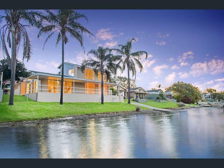 Stunning Waterfront On The Canals - Port Macquarie