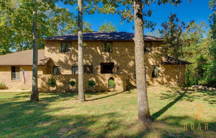Huge 3 Story House Minutes From The Lake! - Mountain Home, AR
