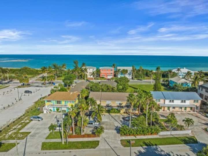 "Once Upon A Tide" Lovely 2 Bedroom 1 Blk To Beach - Fort Pierce, FL
