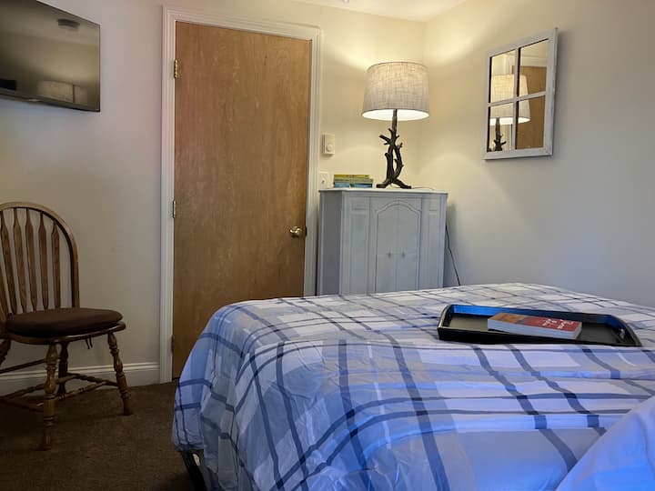 Cozy Newmarket Escape! Wine & Wifi! Full Kitchen! - Exeter, NH