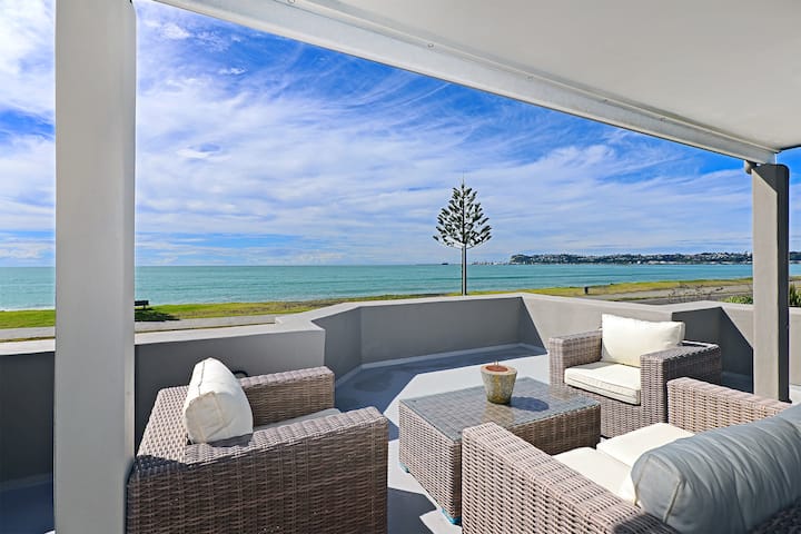Executive 4 Bedroom Home With Sea Views - Napier