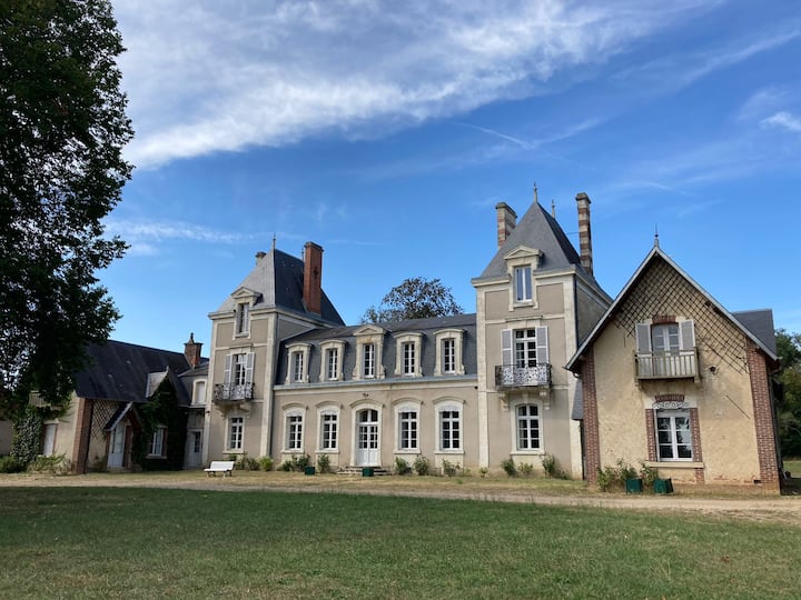 Spacieux Château Avec Piscine, 27 Couchages - Bourges