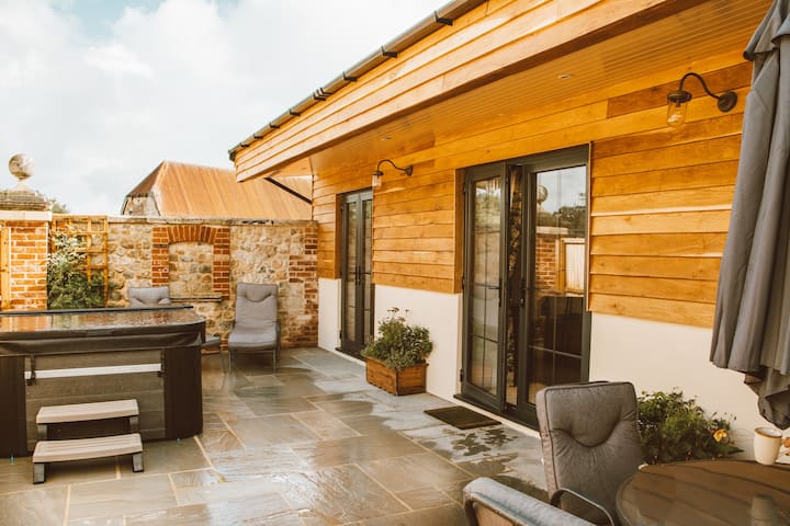 Luxury Stable Conversion With Private Hot Tub - Isle of Wight