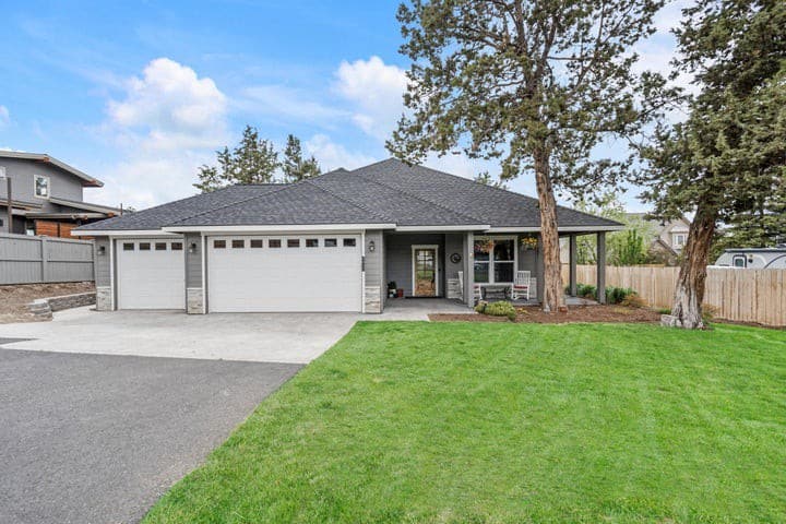 Entire Comfy 932 Sf Upstairs In Summit Home - Redmond, OR