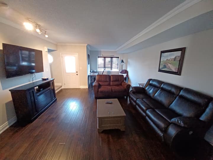 Full Townhouse - Private Backyard, Lots Around! - Barrie