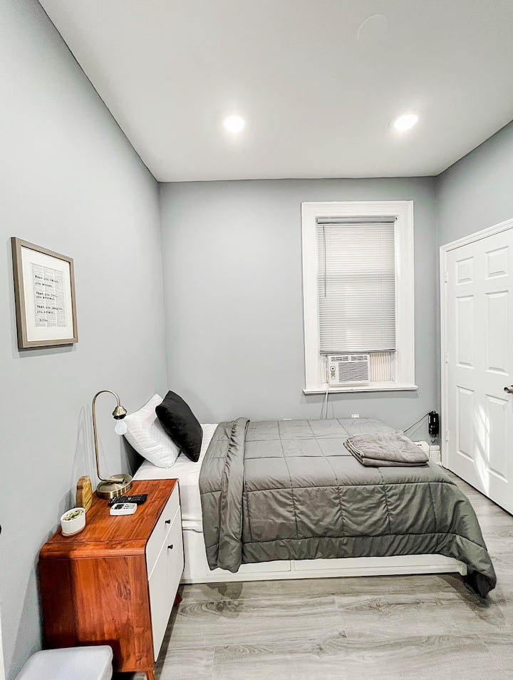 Private Room “Giza” Mins From Nyc | Clean & Cozy - Jersey City, NJ