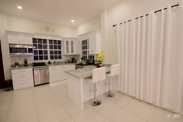 Modern 3-bed Lux Apt With Jacuzzi/free Parking - Guyana