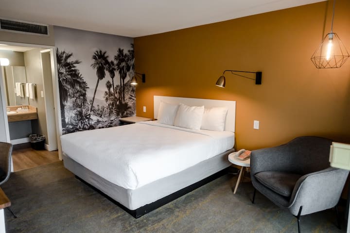 Classic One King Room At Vagabond Motor Hotel - Palm Springs, CA