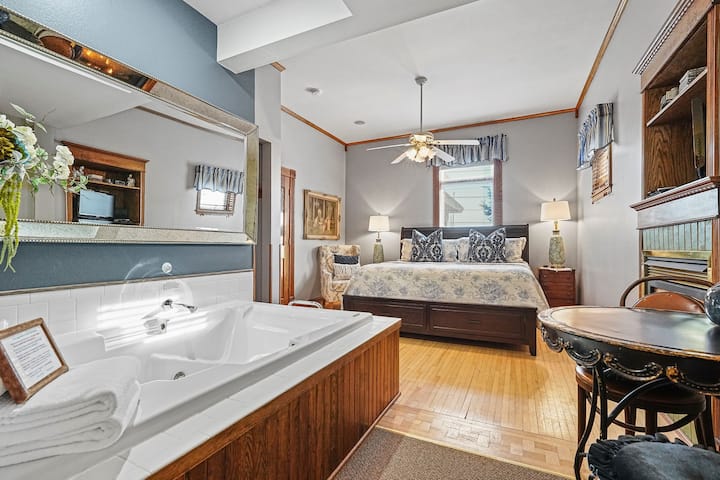 Private Suite With Jacuzzi Tub - Viroqua, WI