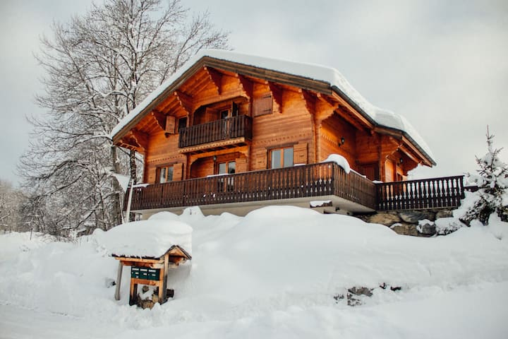 A 5-bedroom Traditional Alpine Chalet - Les Carroz d'Arâches