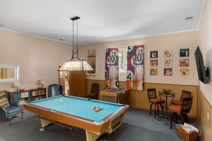 The Brady Bunch House: 6 Bed / 4 Bath / Game Room! - Hattiesburg, MS