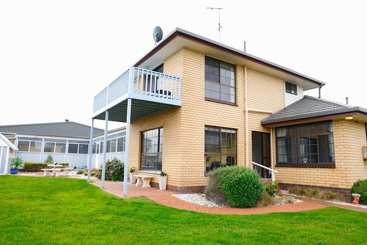 Cheerful 4-bedroom House With Ocean View - Port Macdonnell