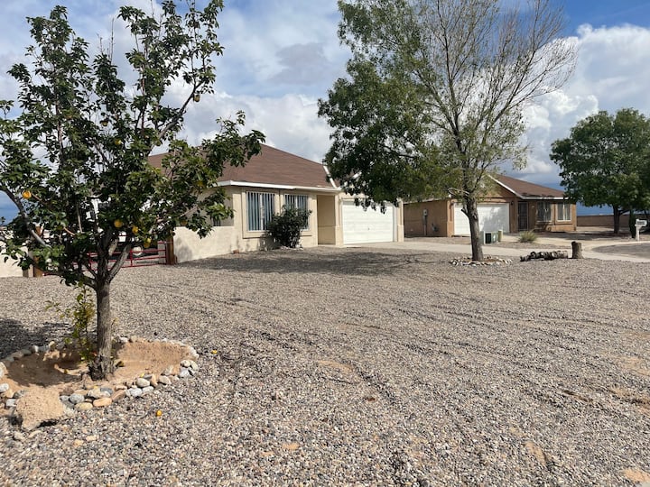 Cheerful Three Bedroom Home With Mountain Views - Los Lunas, NM