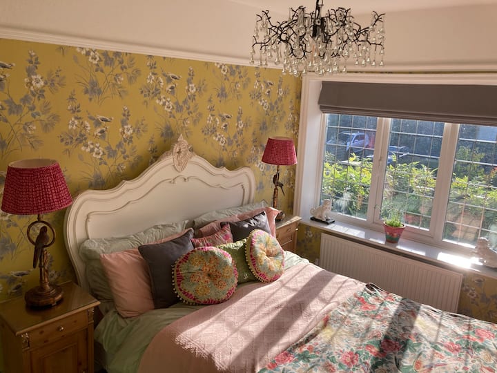 Pretty Bedroom With Balcony In Shrewsbury. - Shrewsbury