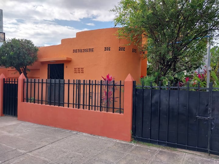 Casa Naranja En La Mejor Ubicación De Santa Ana. - El Salvador