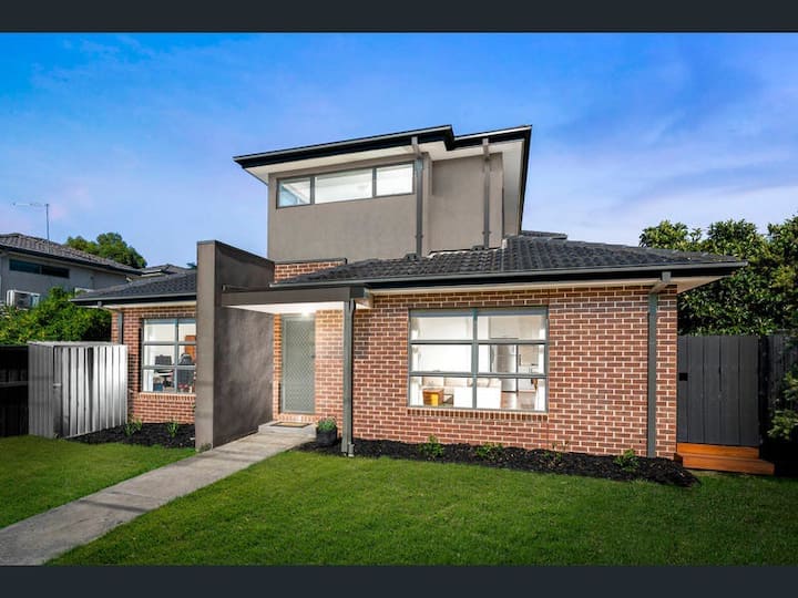 Large House 15 Mins To City & 10 Mins To Airport - Essendon Fields Airport