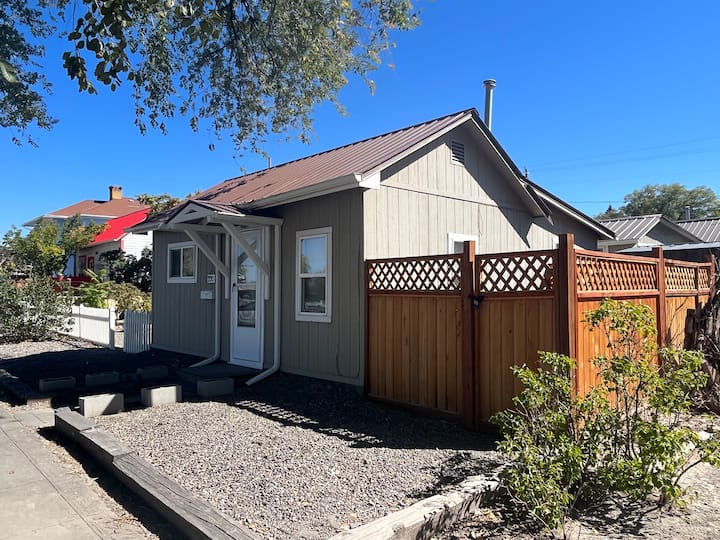 Cheerful Pet-friendly Bungalow Right In Town - Montrose, CO
