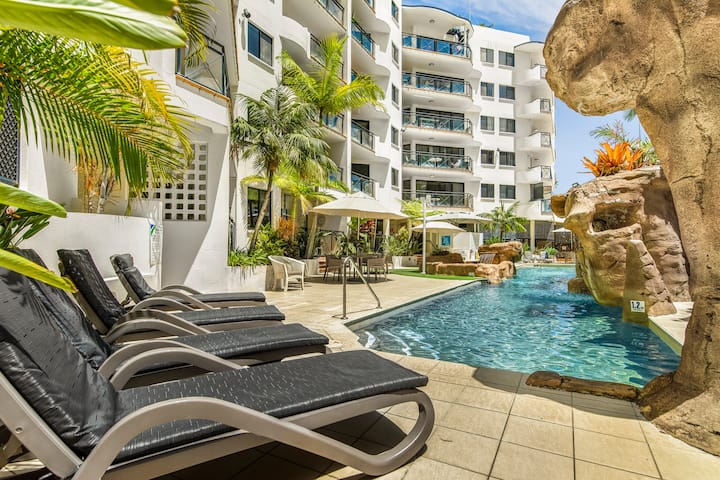 Renovated 2 Bedroom Poolside Apartment - ムールーラバ