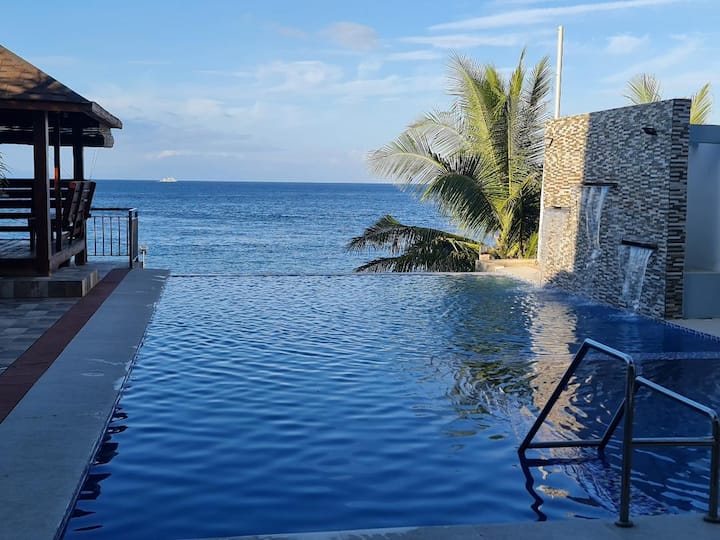 Beachfront Vacation Villa With Infinity Pool - Batangas City