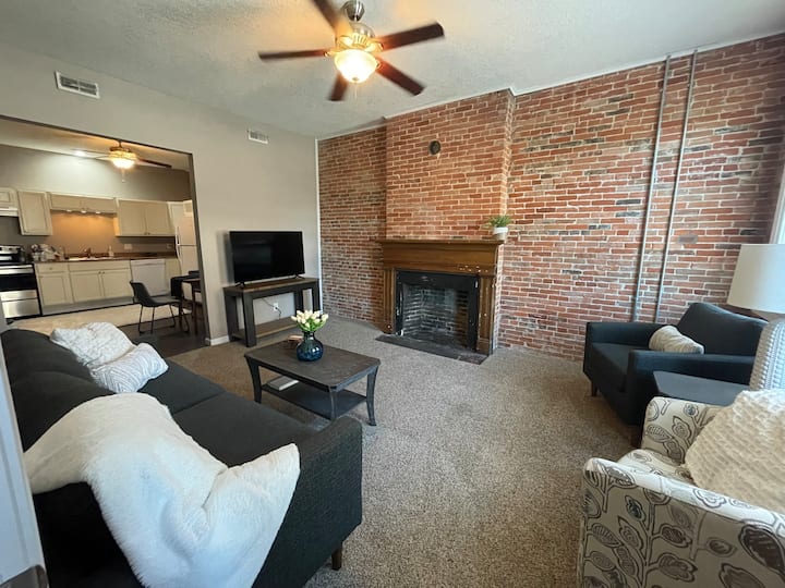 Lovely 3-bedroom Unit Downtown, On-premise Parking - Quincy, IL