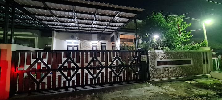 Modern And Cozy Home With 3 Bedrooms And Pool - Bandar Lampung