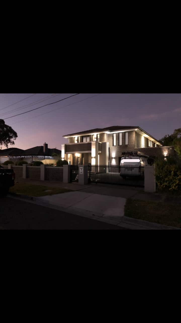 Entire 7-bedroom Home 500m Away From Train Station - Mordialloc