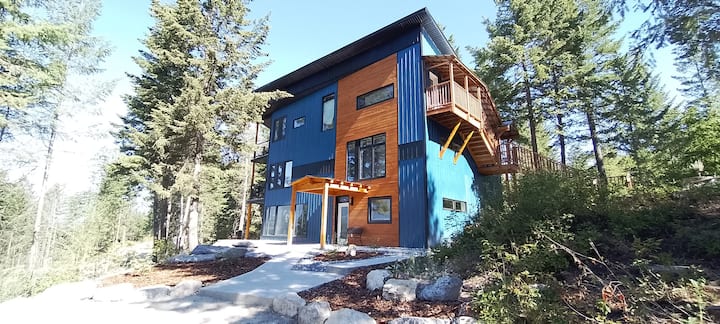 Brand New Modern Lodge In Perfect Location - Golden