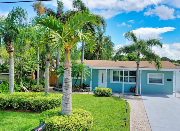 Tropical Oasis 2 Miles From The Beach! - Lake Worth Beach