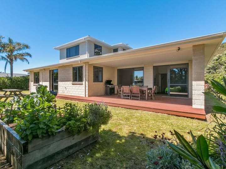 Great Family Holiday Home With Entertainment Area For Extras - Waihi Beach