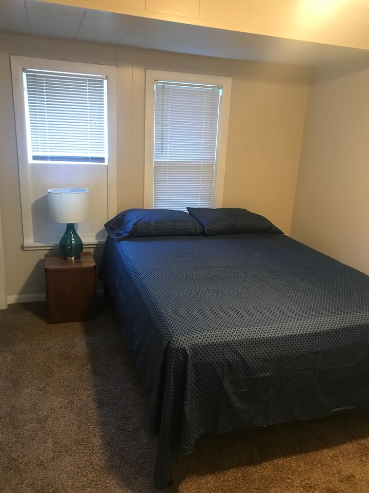 Minimalist 1 Bedroom, Free Parking On Premises. - Topeka, KS