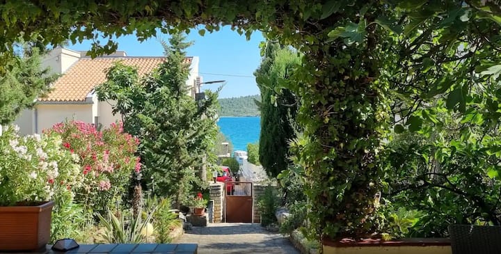 Cheerful 6 Bedroom Home 35 Meters From The Beach - Tisno